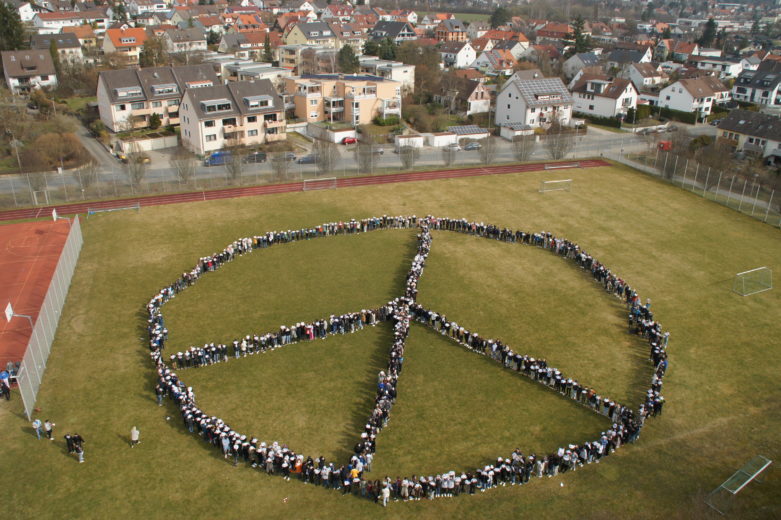 Peace-Zeichen aus 1000 Menschen